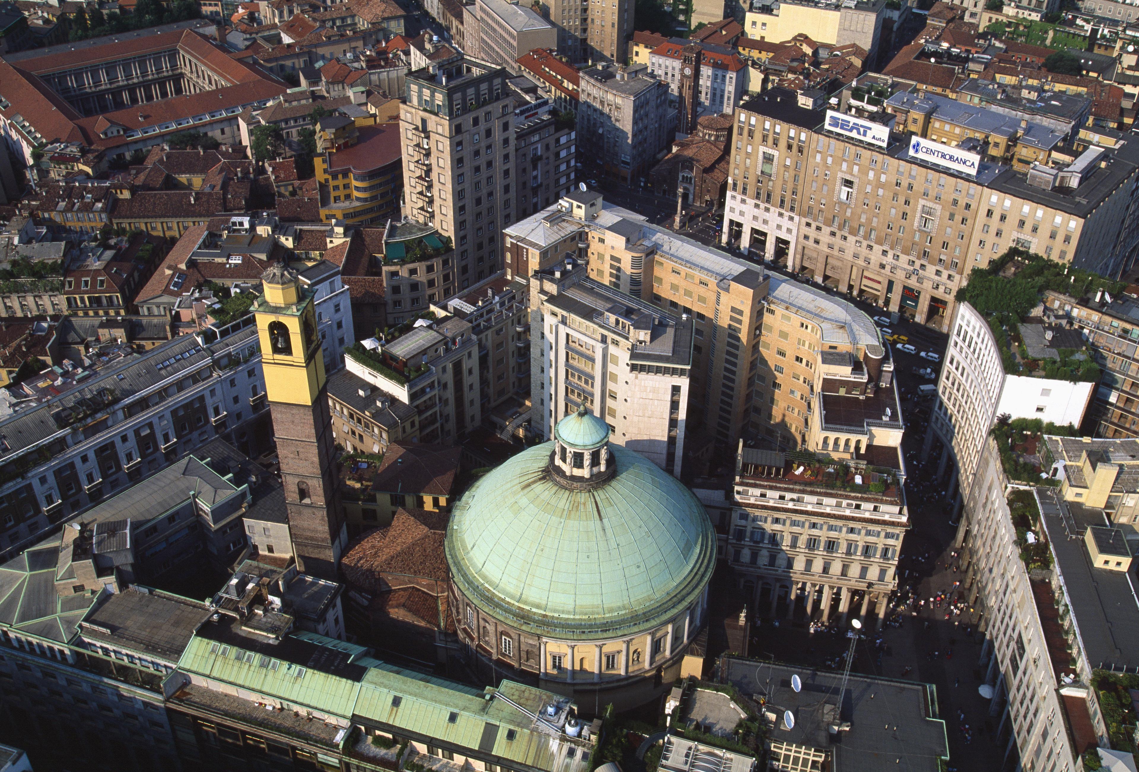 Vista aerea della Basilica di San Babila, incastonata tra costruzioni moderne