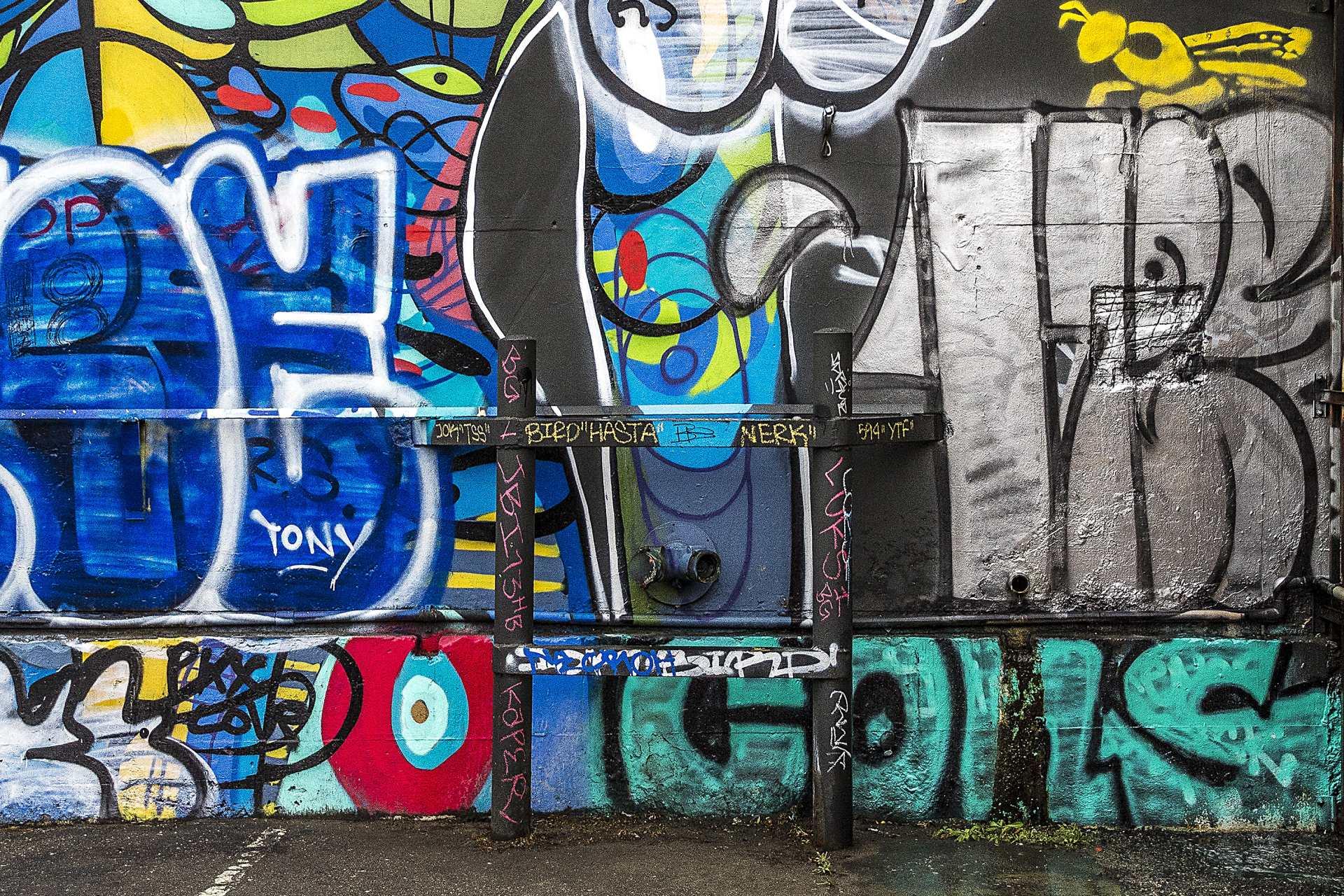 Un percorso Blu tra la street art milanese - Muro della città decorato da molti graffici e tag
